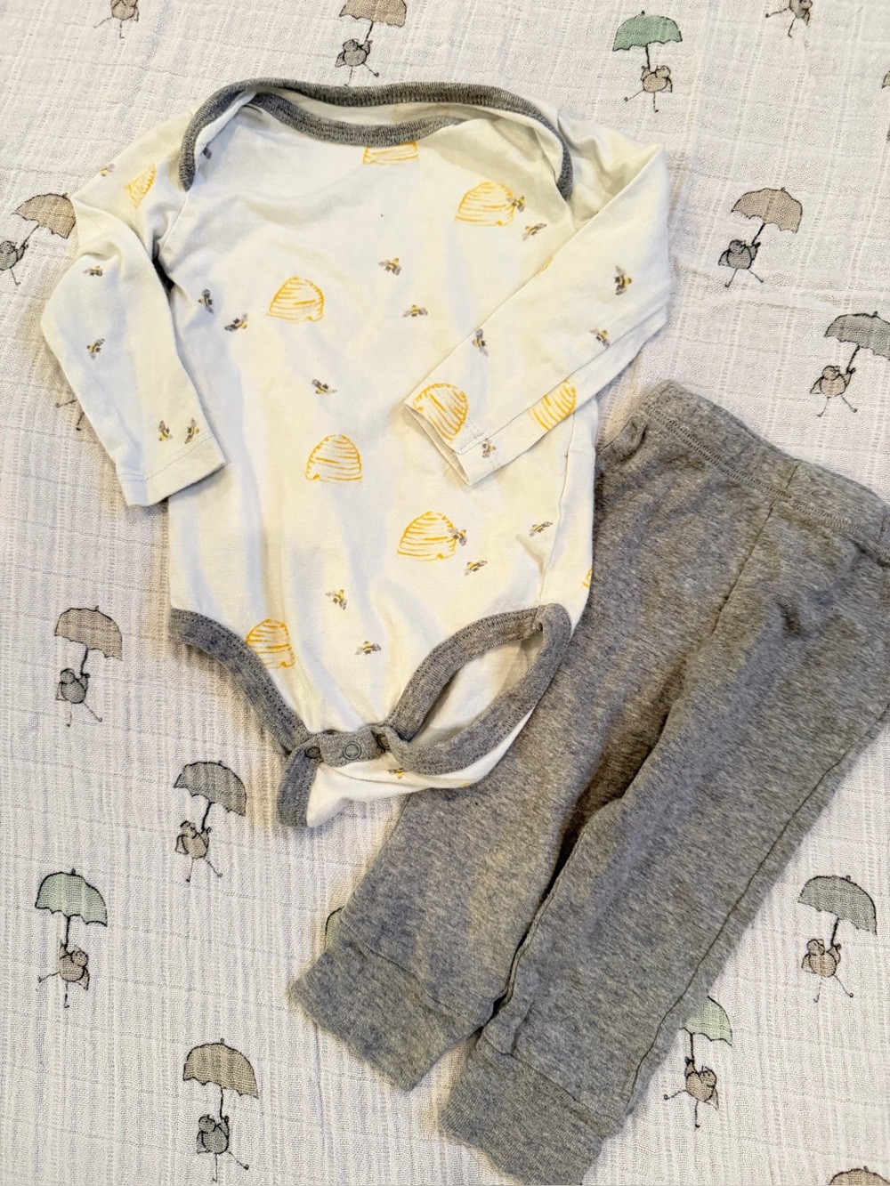 Burt's Bees White and Yellow Bee Print Long-Sleeve Onesie with Gray Pants
